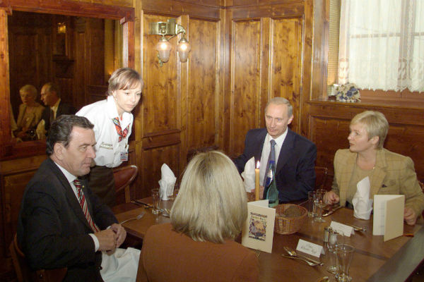 27 сентября 2001 года. Путины с канцлером ФРГ Герхардом Шредером и его женой в ресторане на набережной Эльбы