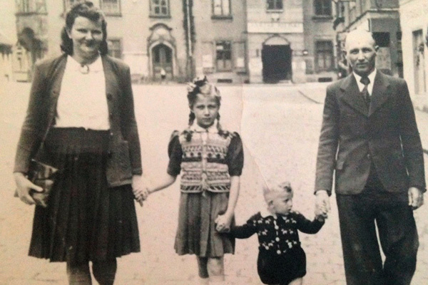 На этой семейной фотографии мама, папа и Эдита с братишкой Юзефом На этой семейной фотографии мама, папа и Эдита с братишкой Юзефом