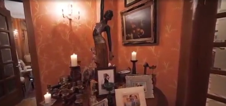 Весь дом украшают красивые статуэтки и предметы антиквариата