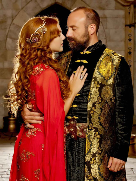 После «Великолепного века» партнер Мерьем Халит Эргенч появился в турецких сериалах «Моя Родина — это ты» и «Вавилон»