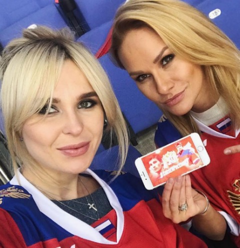 Пелагея и Елена Белова на игре России и Швеции