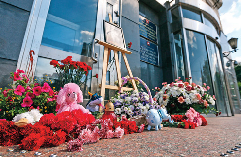 У здания Департамента труда и соцзащиты населения Москвы лежат цветы в память о погибших