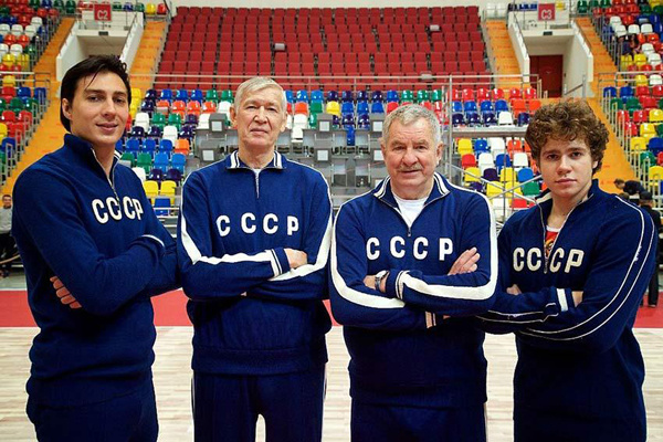 Легендарные спортсмены Алжан Жармухамедов (второй слева) и Иван Едешко (второй справа) вместе с актерами, которые играют их - Ваня Колесников (первый слева) и Кузьма Сапрыкин (первый справа)