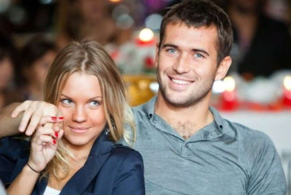 На личной странице Сафроновой в соцсети можно увидеть ее совместные снимки с Кержаковым На личной странице Сафроновой в соцсети можно увидеть ее совместные снимки с Кержаковым