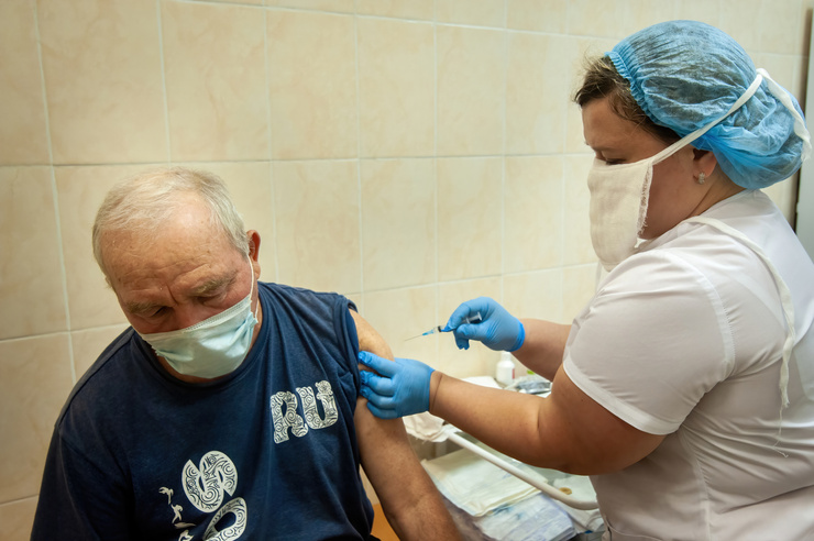 Вакцинация в России идет уже несколько месяцев