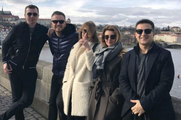 Елена дружит со всеми коллегами мужа