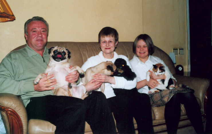 Семья Донцовой обожает животных: несколько лет назад Дарья рассказывала, что у нее живут четыре мопса и кот, а в гости часто привозят пса дочки Маши Маффи