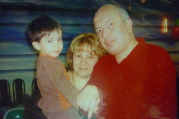 Батырбек (на фото – с родителями) поразительно похож на погибшего старшего брата Бека