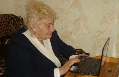 Мария Александровна все свободное время проводит у компьютера