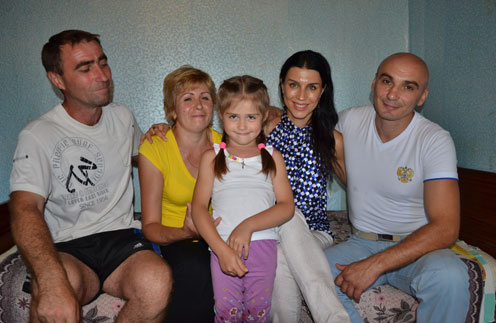 Беженцы Андрей и Ольга Егоровы с дочерью Машей (слева) нашли кров благодаря волгоградцам Наталье и Андрею Бурбиным