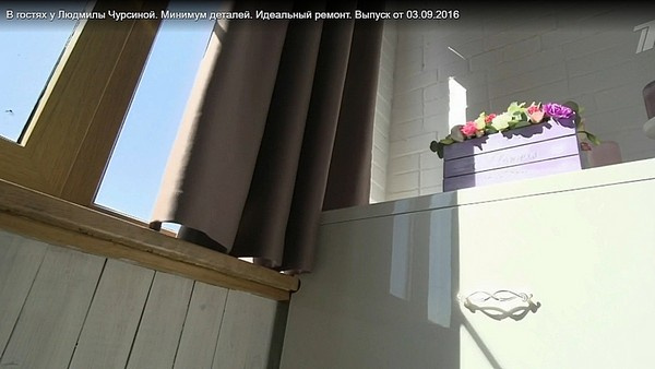 На балконе повесили плотные шторы, которые уберегут актрису от яркого солнечного света
