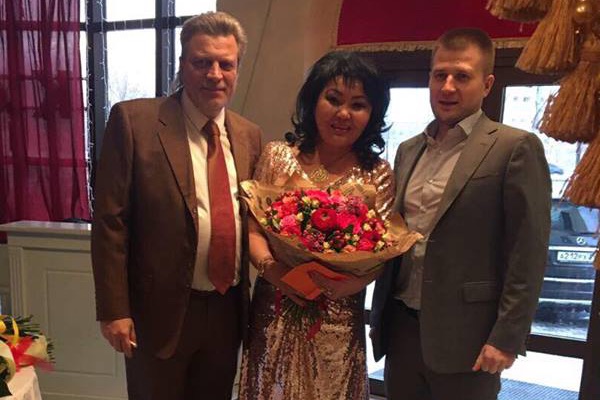 Супруг Клары Кузденбаевой (слева) не отходил от любимой ни на минуту