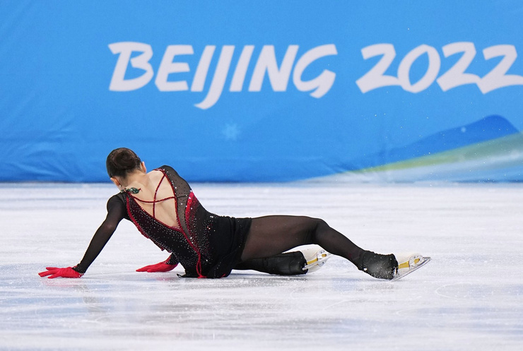 Камила не справилась с волнением и несколько раз упала во время произвольной программы Камила не справилась с волнением и несколько раз упала во время произвольной программы