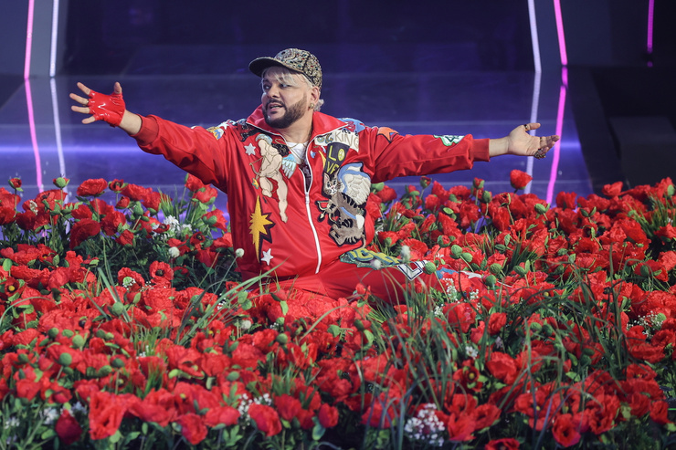 Для съемок второго выпуска проекта певица выбрала total look от Dolce & Gabbana. Для съемок второго выпуска проекта певица выбрала total look от Dolce & Gabbana.