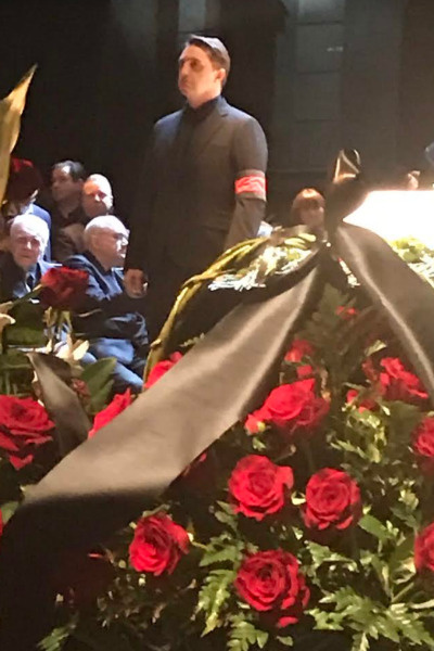 Владимир Вдовиченков стоит в почетном карауле