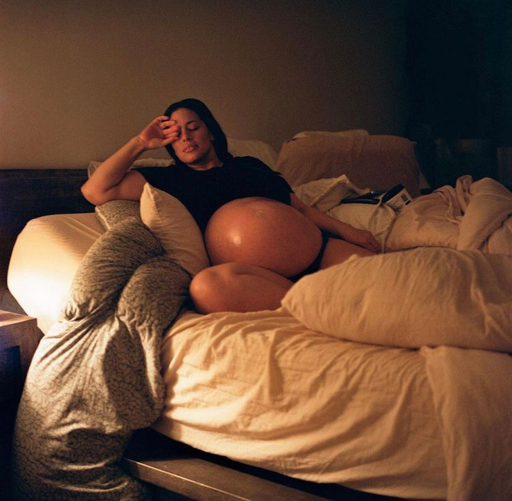 Эшли не скрывала свою беременность и публиковала кадры в личных соцсетях.