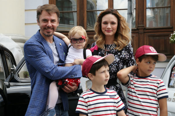Игорь Петренко с супругой, маленькой дочкой и двумя сыновьями от предыдущего брака 