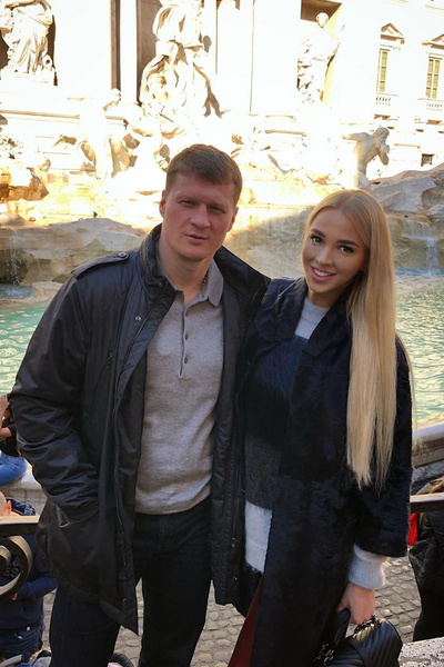 Супруга Александра часто поддерживает его во время боев