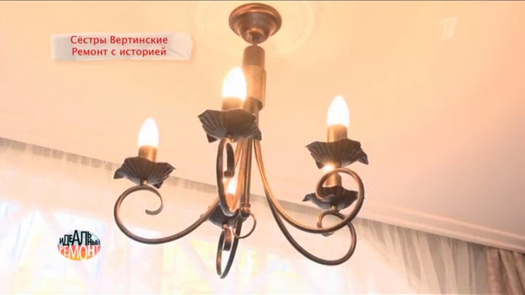 В гостиной очень много освещения В гостиной очень много освещения