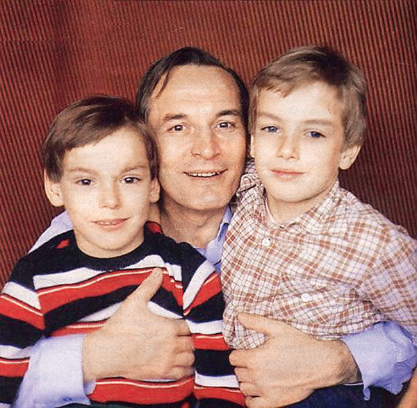 Василий Лановой с сыновьями Сергеем (слева) и Александром