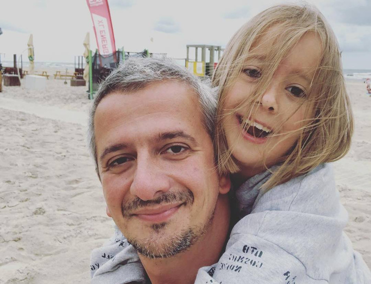 Константин уже давно познакомил дочку с новой женой Константин уже давно познакомил дочку с новой женой
