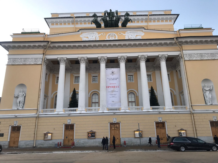 Траурная церемония проходит в Александринском театре Траурная церемония проходит в Александринском театре
