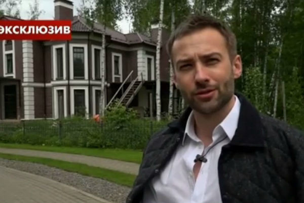 Дмитрий Шепелев на фоне построенного коттеджа