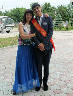 В этом году сын Елены Касумовой Тимур окончил школу. Девять лет назад они с мамой чудом выбрались из школы во время штурма