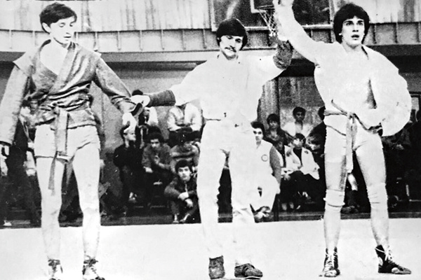 Юноша занимался самбо, дзюдо и спортивной гимнастикой (крайний справа) Юноша занимался самбо, дзюдо и спортивной гимнастикой (крайний справа)