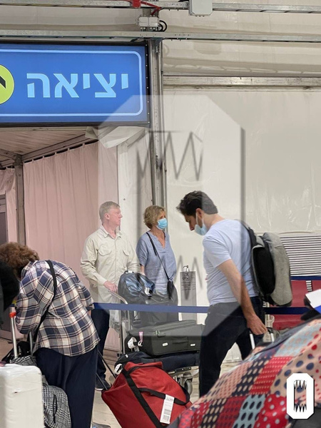Супругов засняли в израильском аэропорту 