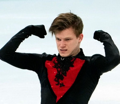 Евгений Семененко впервые вышел на лед после страшной травмы