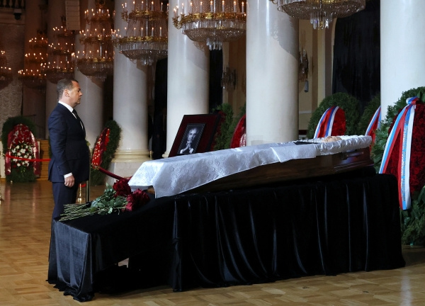 Дмитрий Медведев возложил букет роз