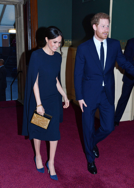 Темно-синее платье жена Гарри надевала на день рождения королевы, которое отмечали в Альберт-холле несколько лет назад