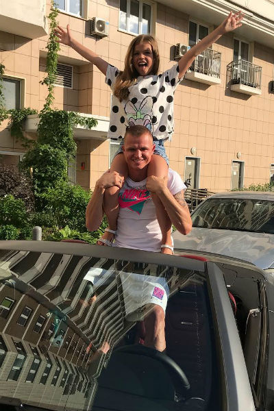 Дочери спортсмена недавно исполнилось девять лет Дочери спортсмена недавно исполнилось девять лет