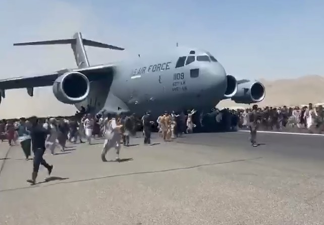 Самолет ВВС США вылетает из Кабула Самолет ВВС США вылетает из Кабула
