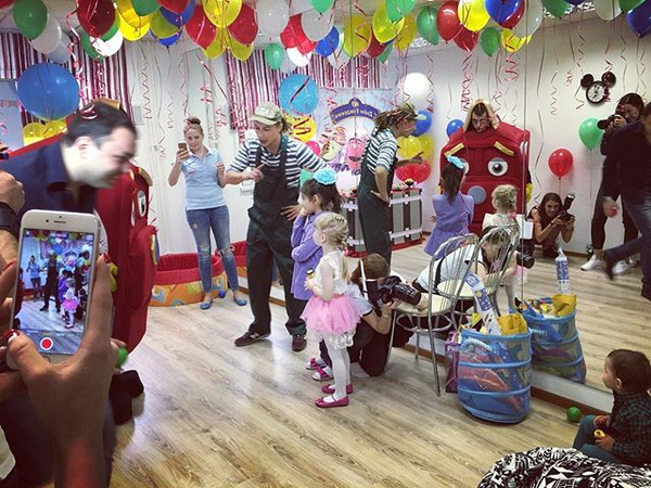 Паровозики развеселили маленьких гостей на празднике Роберта Гобозова Паровозики развеселили маленьких гостей на празднике Роберта Гобозова