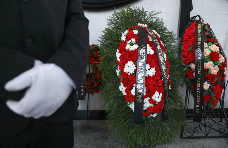 Новости: Алла Пугачева помолилась у гроба близкого друга Бориса Краснова — видео – фото №9 Новости: Алла Пугачева помолилась у гроба близкого друга Бориса Краснова — видео – фото №9