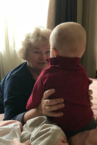 Людмила Нарусова живет неподалеку от Ксении и много времени проводит с внуком