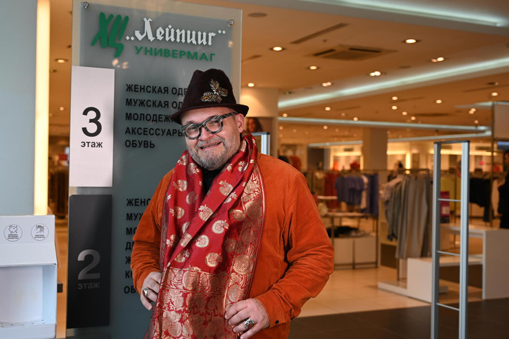 Готовит «Модный приговор»? Александр Васильев вернулся из Парижа и устроил шопинг в Москве