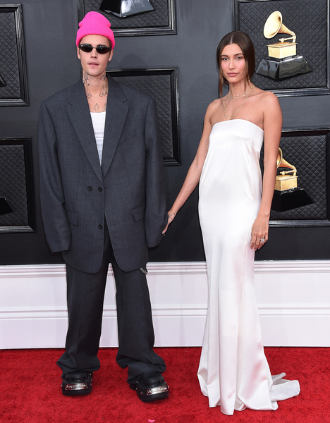 Когда брендовые платья выглядят как обноски. Звезды на церемонии Grammy-2022