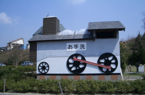 Японский общественный туалет в виде паровоза
