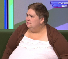 «Думала, хорошего человека должно быть много»: весящая 150 кг мать 11 детей умирает из-за ожирения
