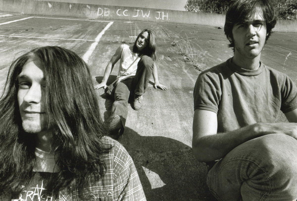 Вместе с Кристом Новоселичем и Чэдом Ченнингом Кобейн создал группу Nirvana Вместе с Кристом Новоселичем и Чэдом Ченнингом Кобейн создал группу Nirvana