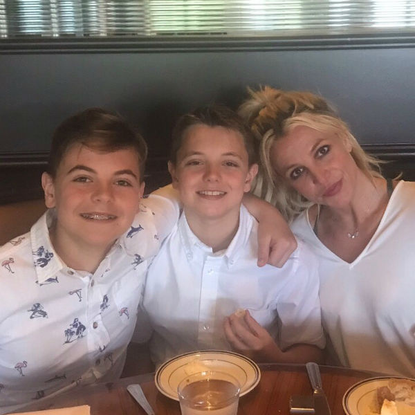 Бритни Спирс с сыновьями