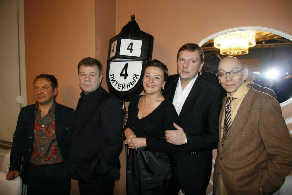 Актерская команда сериала «Литейный, 4». Андрей Федорцов, Сергей Селин, Анастасия Мельникова, Алексей Нилов, Анвар Либабов Актерская команда сериала «Литейный, 4». Андрей Федорцов, Сергей Селин, Анастасия Мельникова, Алексей Нилов, Анвар Либабов