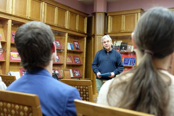 Николай Изюмов считает, что все обвинения - плод фантазии бывших учениц Николай Изюмов считает, что все обвинения - плод фантазии бывших учениц