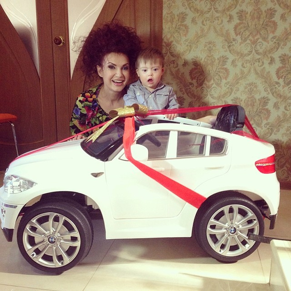 Новости: Сын Эвелины Бледанс получил на день рождения машину – фото №3