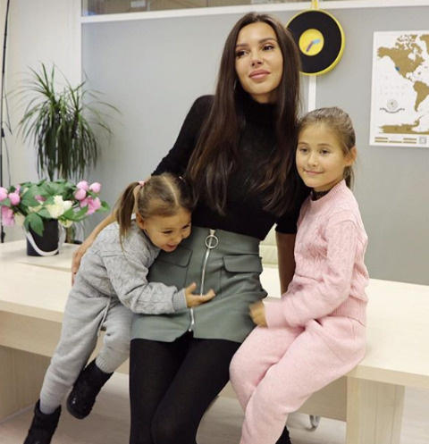 Оксана Самойлова со старшими детьми - Ариелой и Леей