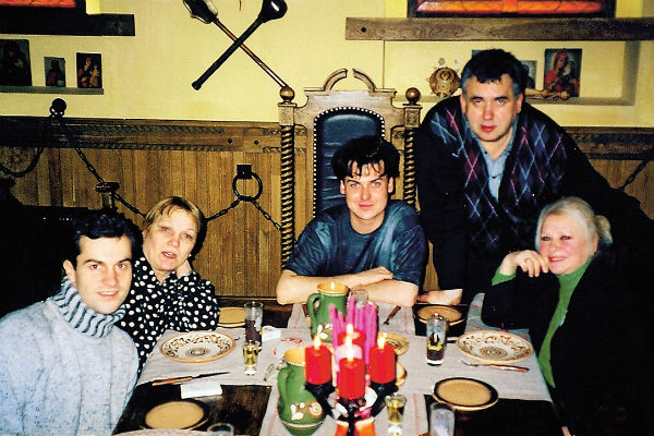 Вокруг артистки всегда было много коллег и поклонников. С Ниной Руслановой, Юлианом и Стасом Садальским, 2000 год
