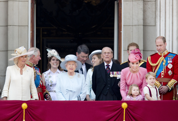 «Лучше бы ничего не говорила!»: британцы в ярости из-за слов Меган Маркл о Елизавете II